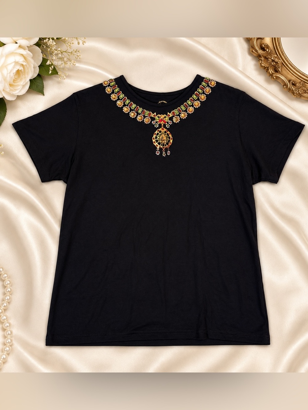 NWT The Metropolitan Museum of Art Indian Pendant Necklace Tee Size M